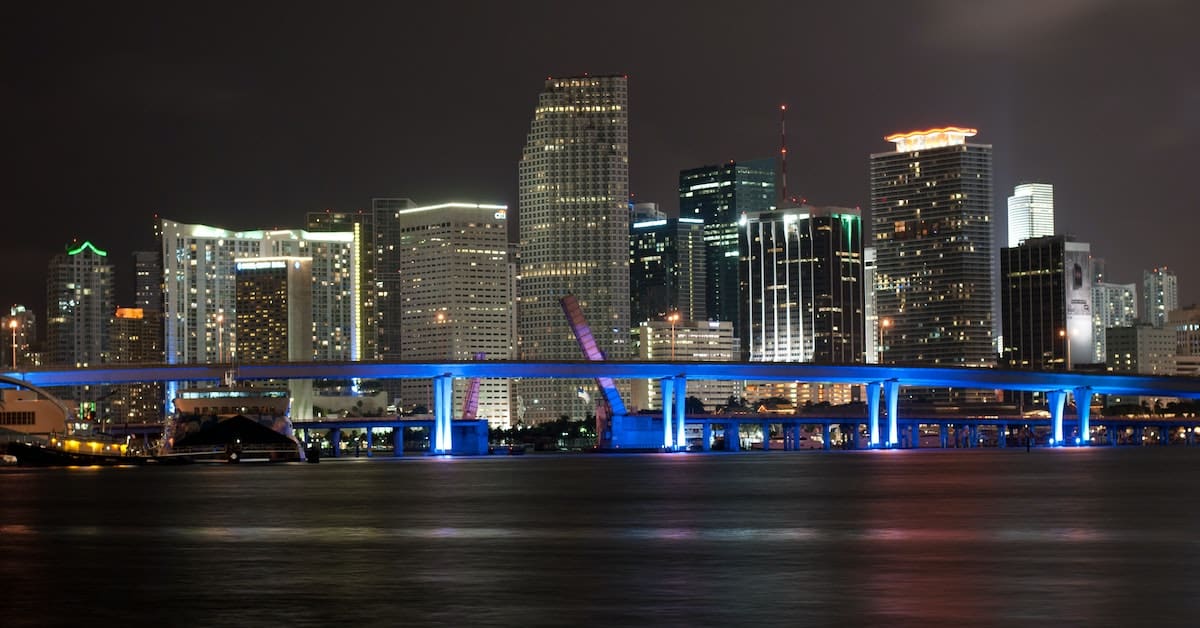 miami at night a city where real estate entreprenuers suffered during housing crisis