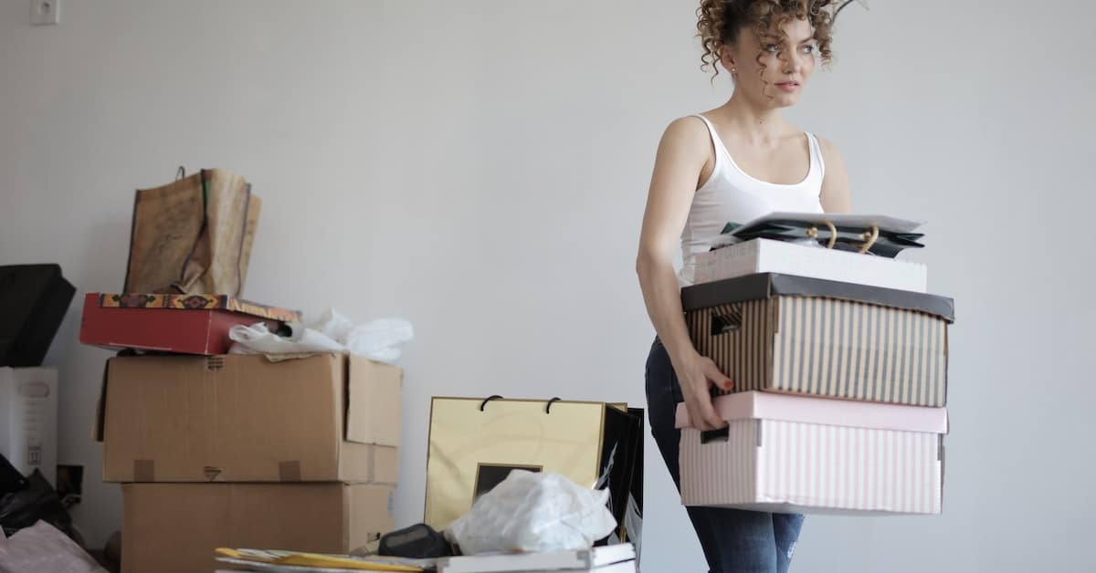 woman moving out of texas apartment after receiving 3 day notice to pay or quit